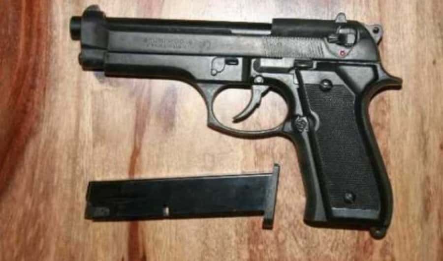 She went to the police to hand over a gun she says found on the property of her late uncle 46-year-old in Pristina ends up as a suspect