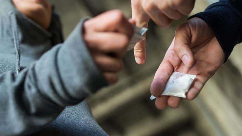 Exclusive As in films in Prizren, young marijuana cocaine and cocaine ran away from police on electric motorcycle, went down and ran on foot.