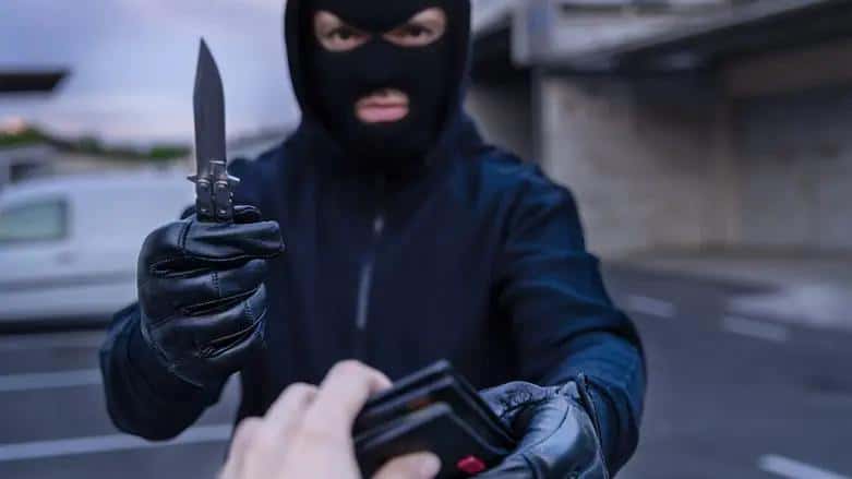 Drama at a market in Drenas: 49-year-old threatens people inside, owner gets hurt trying to disarm the signal reveals the name of the arrested