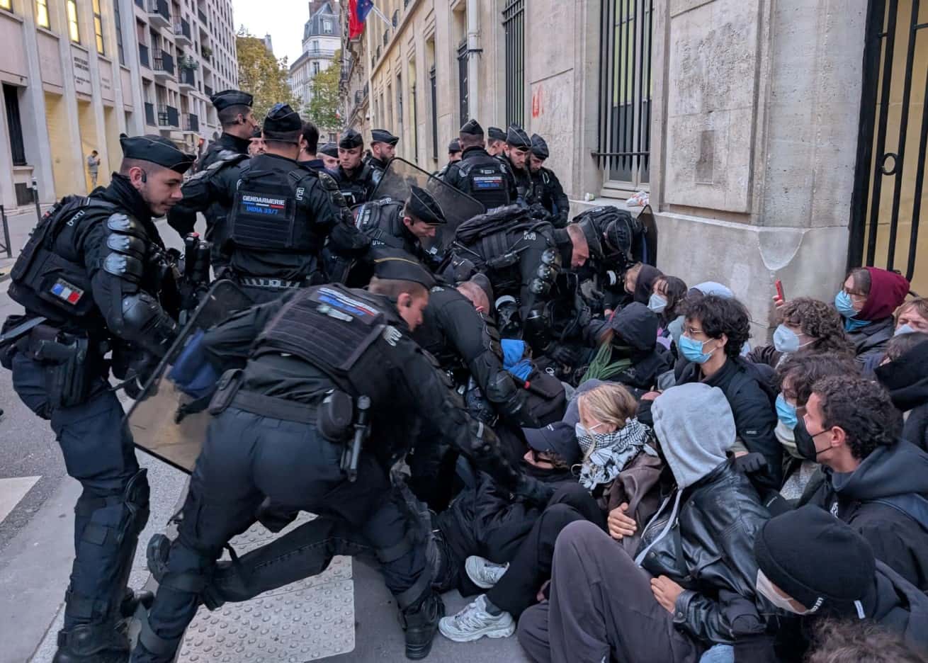 France mobilises 70 thousand police and gendarmes for protest weekend, popular museums closed
