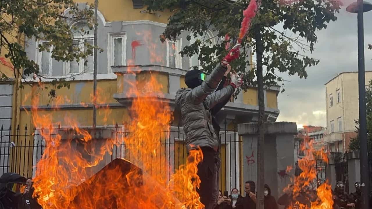 Tensions in front of the Ministry of Education, protesters set the garbage bins on fire and smoke.