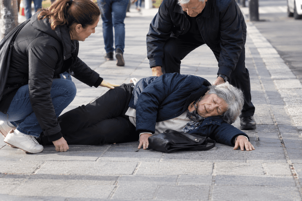 Tragic in Gjilan: 60-year-old suddenly falls down on the street, sent to hospital with signs of life.