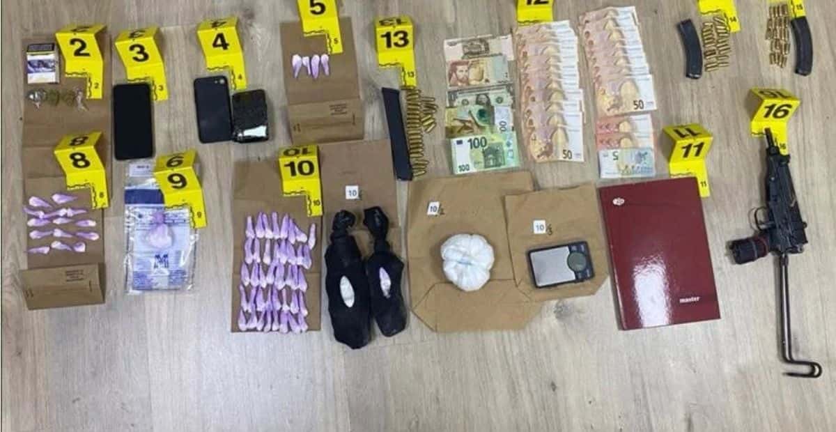 The home of a suspect in Gjakova, seized over a kilo of cocaine, automatic weapons and ammunition