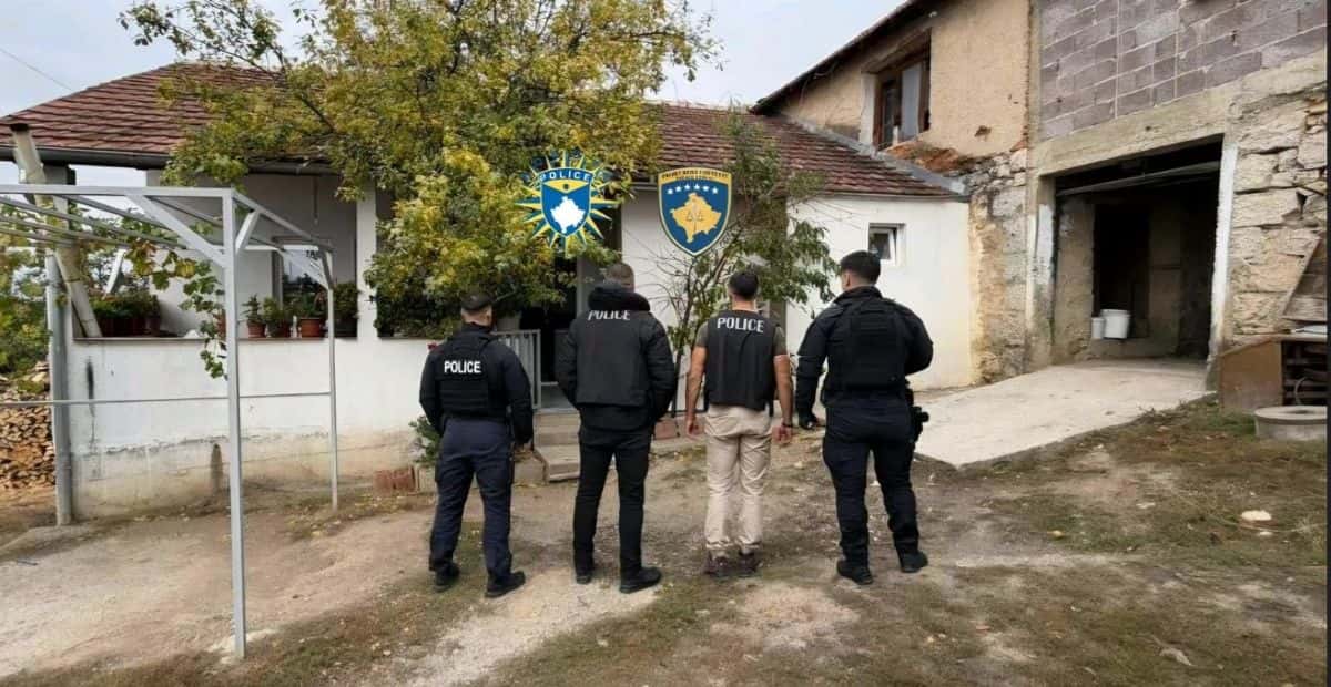 Two suspects in the Middle Ages fall into police handcuffs