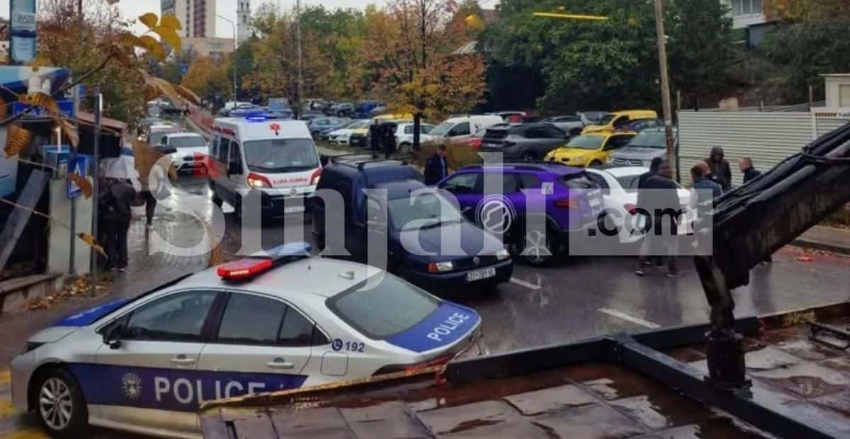 Accidents in Dardan, Pristina, crash two cars police and ambulances at the scene
