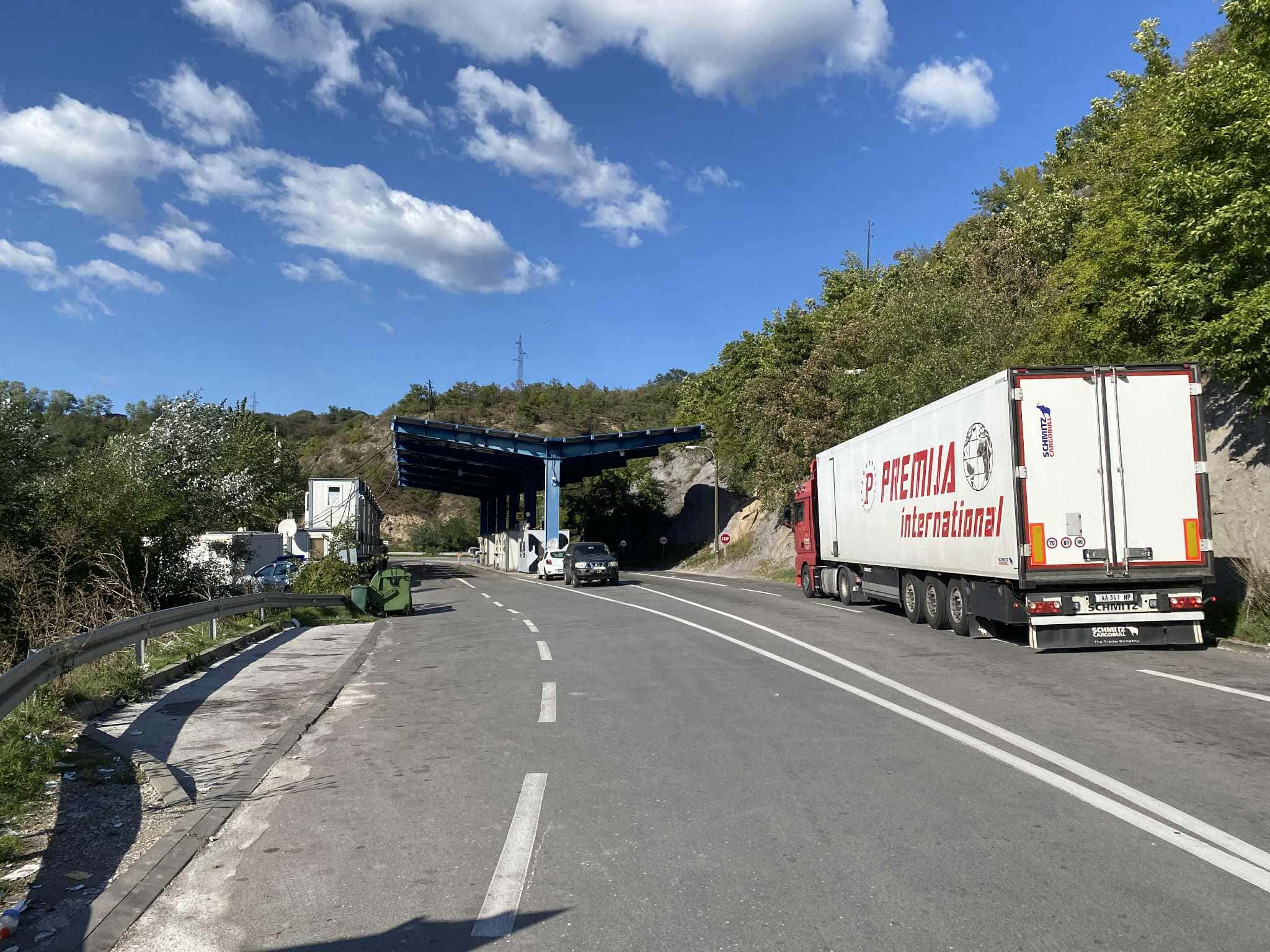He blew the horn to clear his path, the motorcyclist allegedly broke the revisor and hit the car incident in the Leposaviq Jarinje magistrate.
