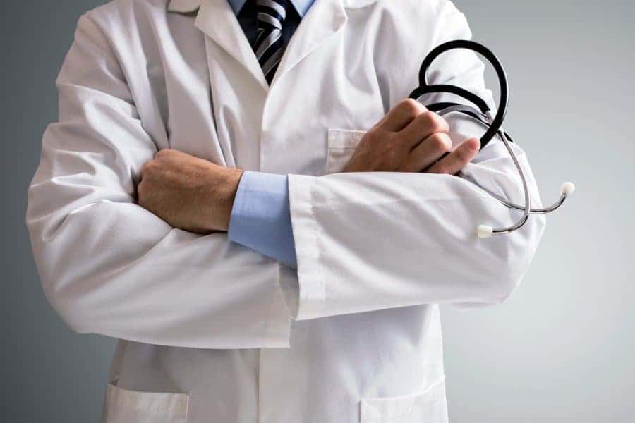 The doctor is attacked in the City Emergency, the patient is earnestly seeking control, striking, and pushing after the dispute