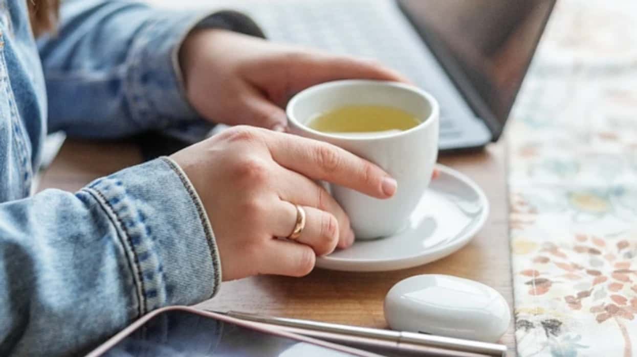 Which tea is healthier for the heart, and how many cups are recommended each day?