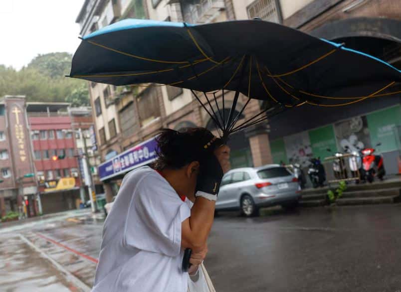 A dead man and over 500 injured by the powerful typhoon in Taiwan
