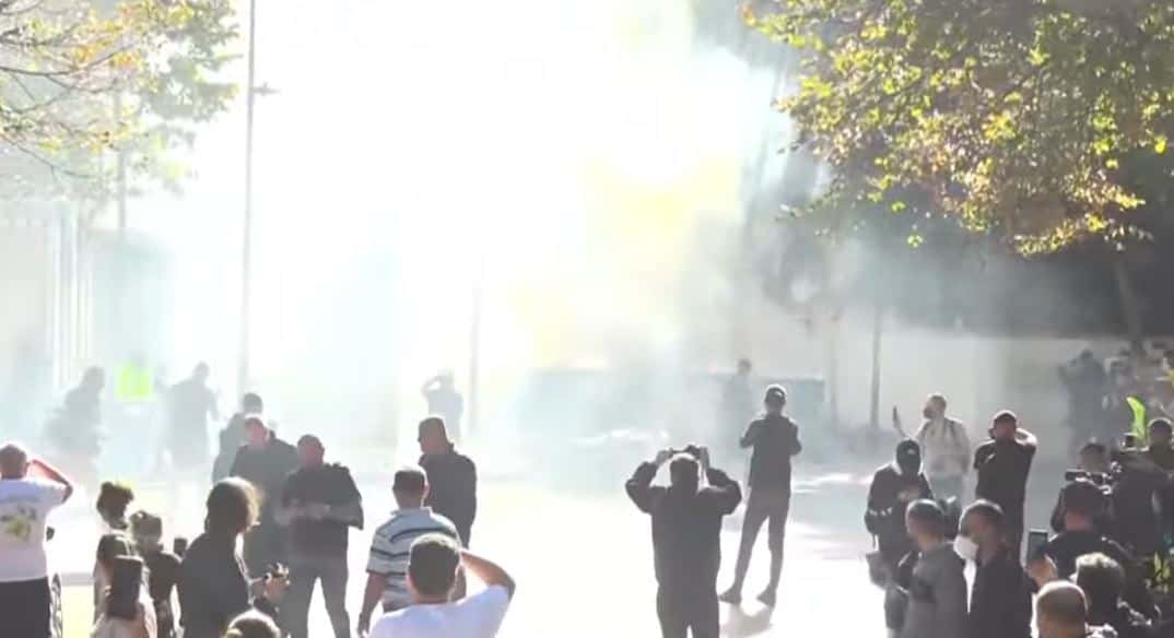 Police launch distribution of protesters in Tirana with pressure, tear gas
