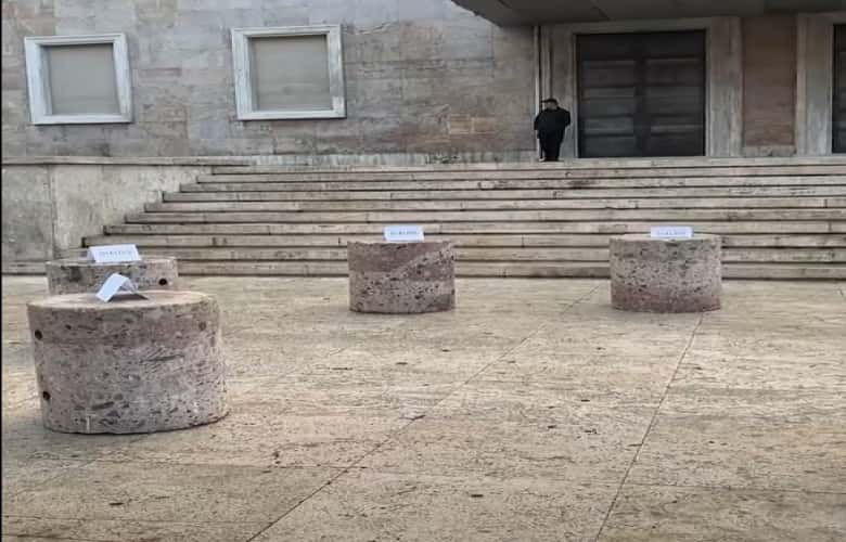 Rama sets stone benches before prime minister, protesters reject dialogue