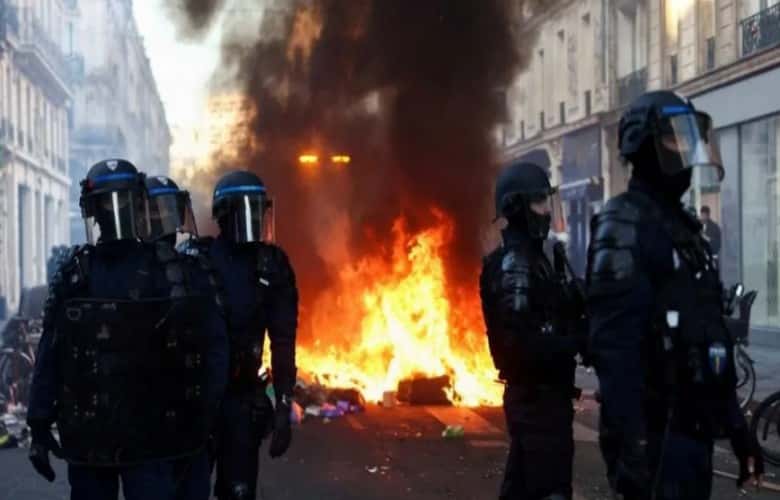 Paris extends time to limit movement, Marseille and Lyon stop protests
