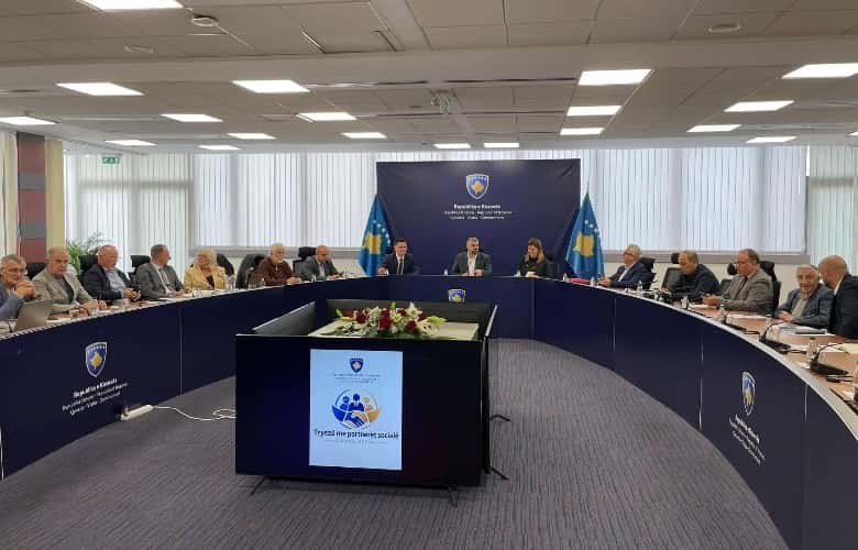 Hoti discusses workers’ rights with unions, employers