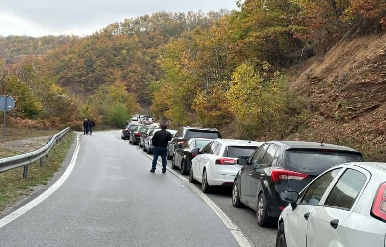 Long columns in Muciba, Kosovo Valley citizens towards polls