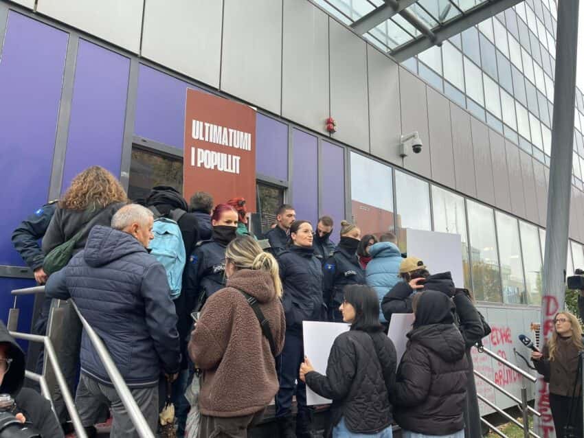 Day three of the protest on Arlinda’s murder, protesters approach the government’s door with calls out