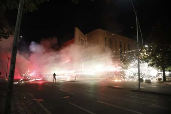 Tensions in Tirana protest, SP headquarters attacked with fireworks