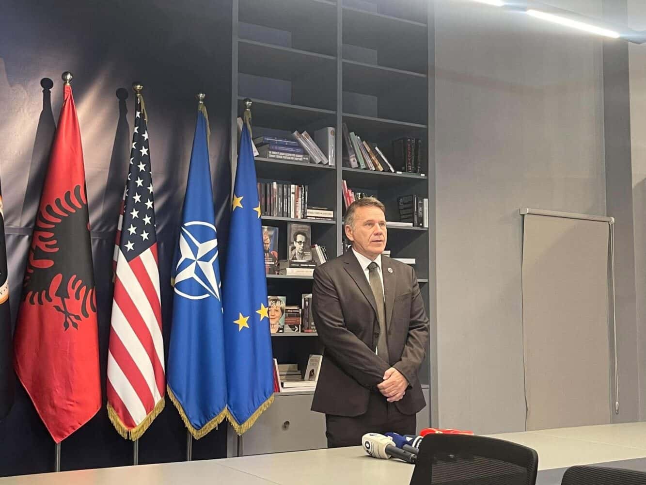 The AAK’s bear calls it a mean conference of Gervala and Svechala, demanding their resignation.