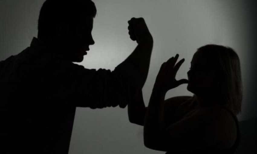 Or you’ll kill me, or I’ll kill you. Mom threatens the boy for his legacy in Malisheva, he sues him at the police station and she ends up in handcuffs