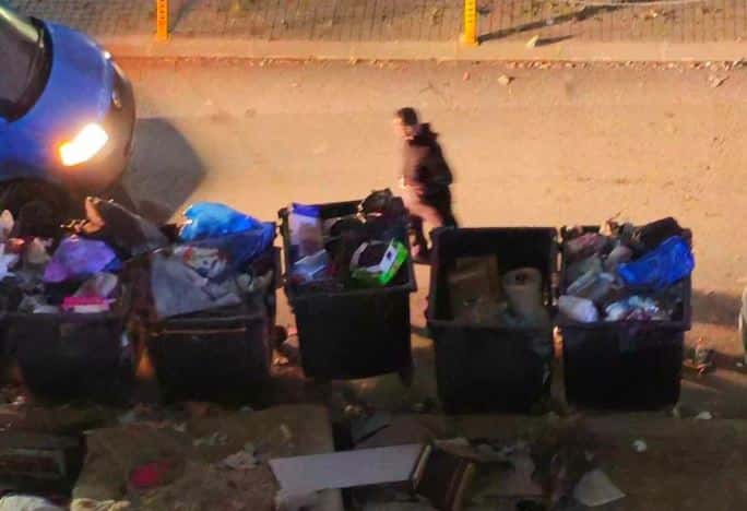 Passing an appeal to citizens: Don’t throw glass in the container, the workers can get hurt.