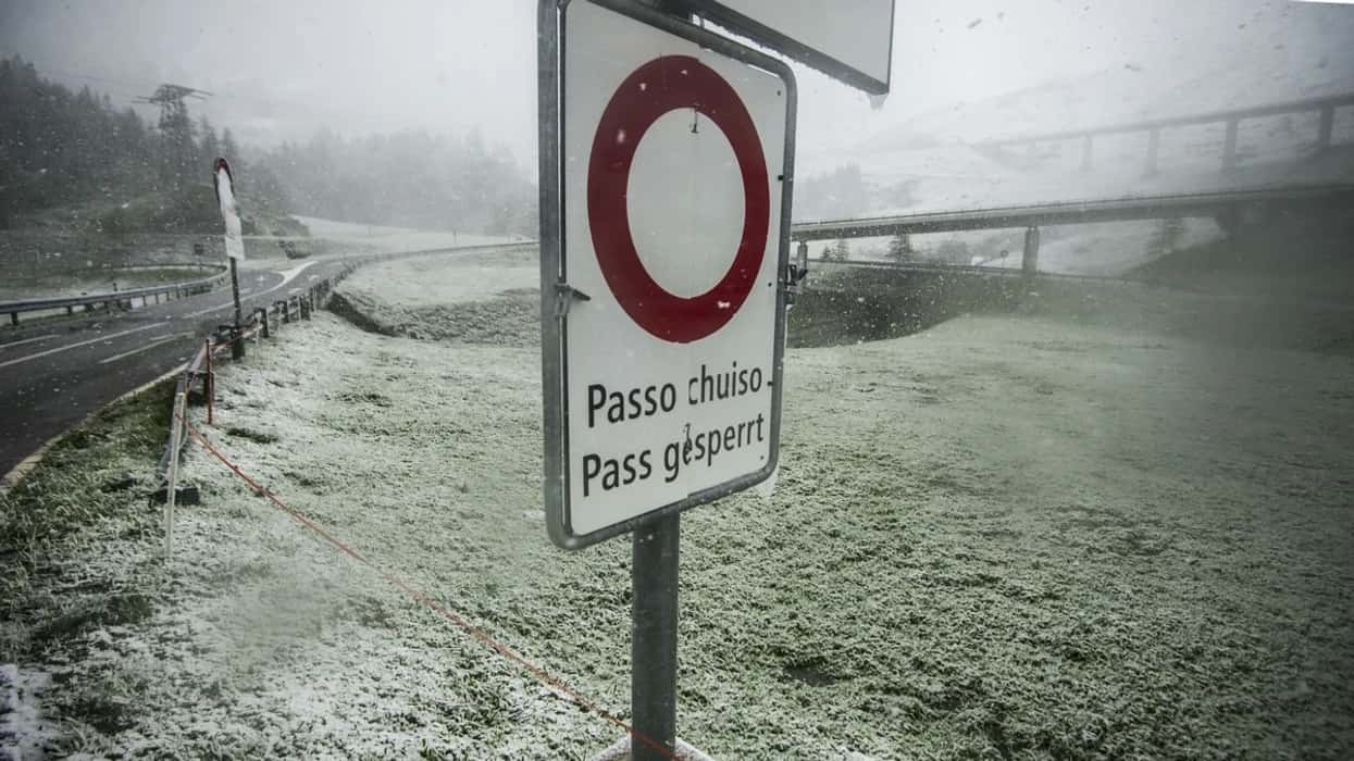 The dense snow closes some of the main alpine neck in Switzerland, is restricted by road flow