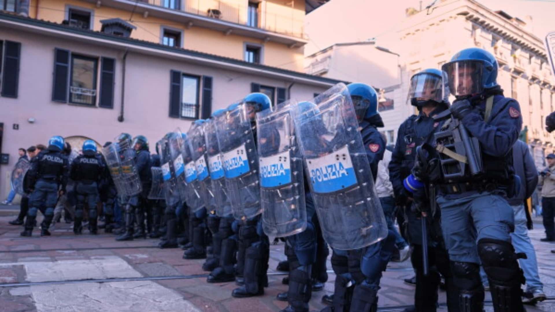 Protests in Italy, nine people arrested, and another 371 are accompanied by commissioners