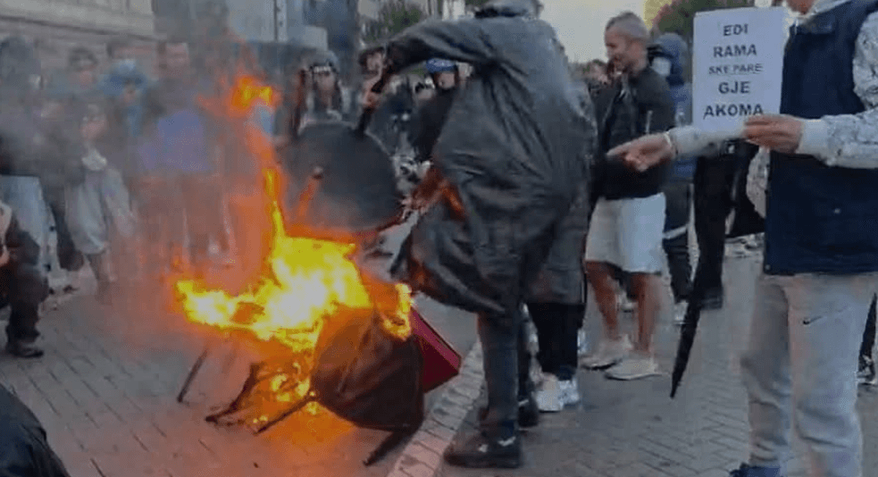Tensions ahead of prime minister in Tirana, protesters set fire to dialogue chairs