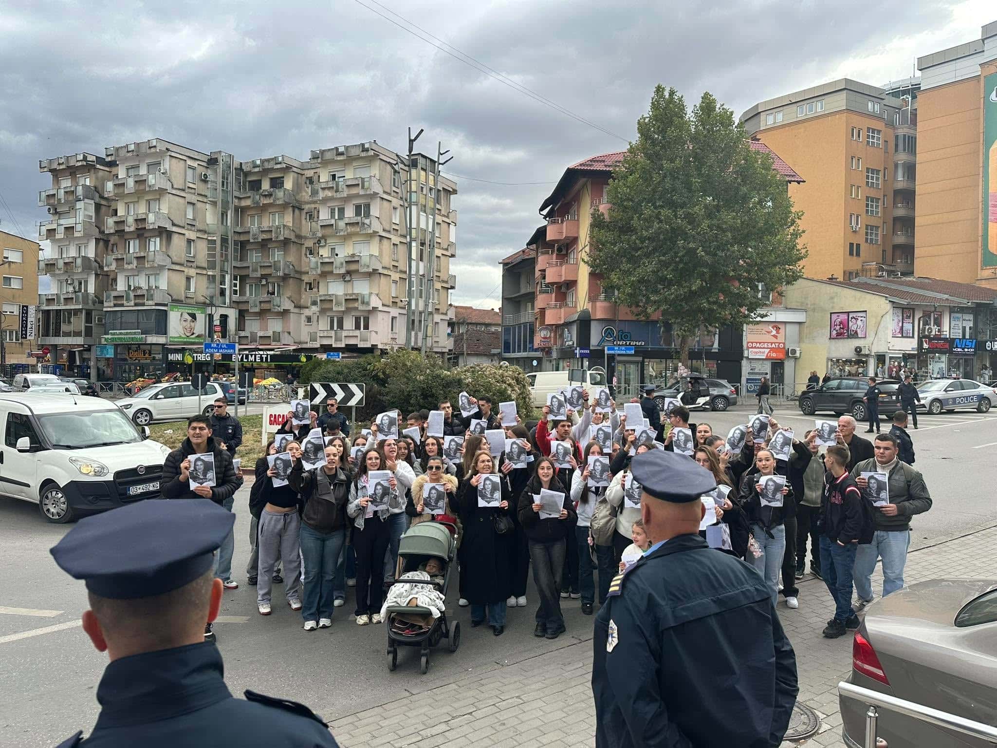 Students protest before Court in Pec, where hearings are held against former husband of Arlinda Zekaj