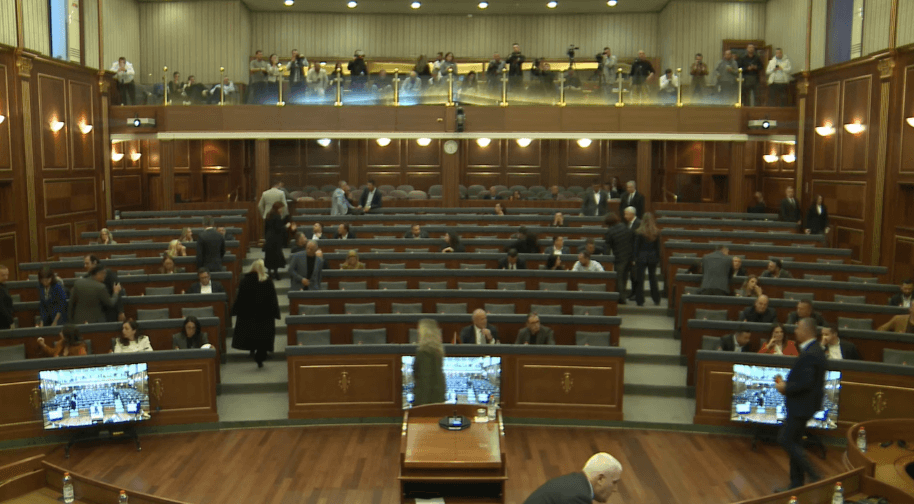 The extraordinary session is called emergency but starts with over 30 minutes late