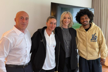 “Në familjen e mikeshës sime Loredana Zefi”, Haradinaj publikon foto pas vizitës te këngëtarja dhe partneri i saj
