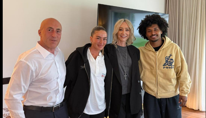 “Në familjen e mikeshës sime Loredana Zefi”, Haradinaj publikon foto pas vizitës te këngëtarja dhe partneri i saj