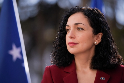 Vjosa Osmani përkrah protestën e studentëve në Maqedoni: Gjuha shqipe është e shenjtë, ngrihu në mbrojtje të saj