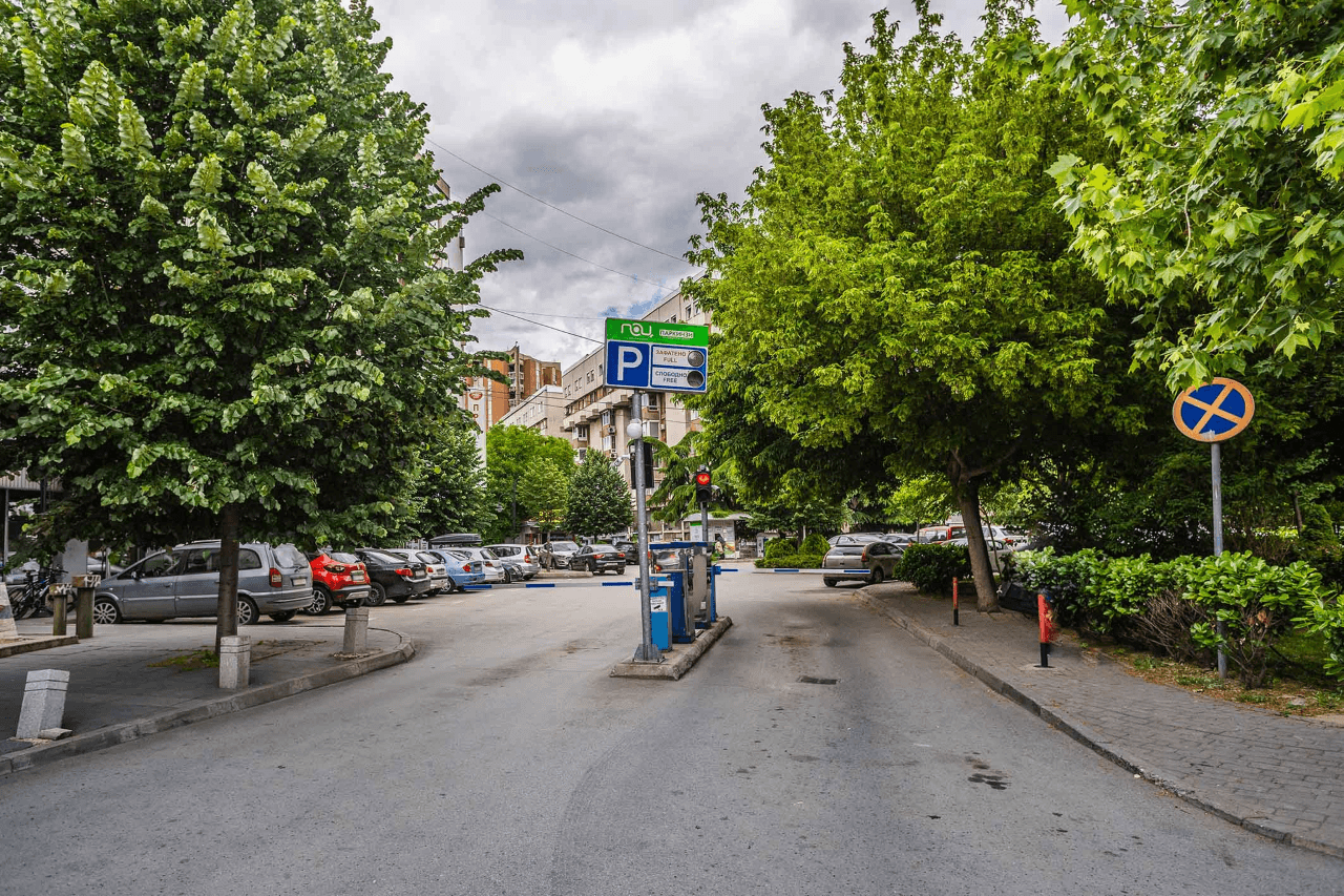 Sistem i ri parkimi në Komunën Qendër-Shkup: Automjeti i parë falas, i dyti 500 denarë në muaj, i treti 1.500 denarë