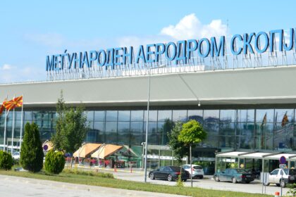 Në katër muajt e fundit kanë kaluar mbi 1.2 milion pasagjerë në aeroportet e Shkupit dhe Ohrit