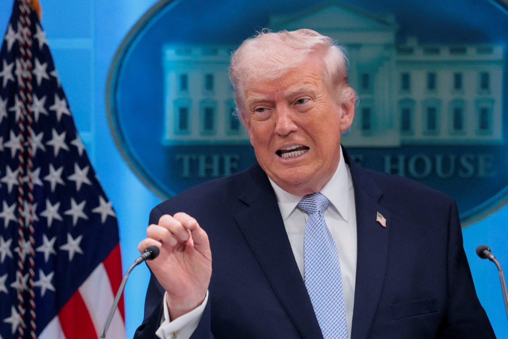 “Ishim një orë larg një sulmi të ri ndaj Iranit”, Trump: Teherani ka 2 ose 3 ditë kohë që të ulet në tryezën e negociatave “Ishim një orë larg një sulmi të ri ndaj Iranit”, Trump: Teherani ka 2 ose 3 ditë kohë që të ulet në tryezën e negociatave