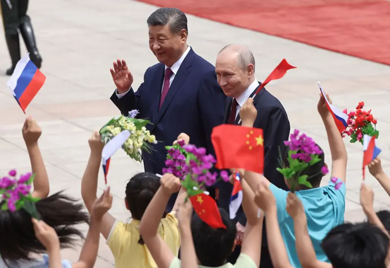 Putin në Kinë thotë se marrëdhëniet janë në një “nivel të paprecedentë”, ndërsa Xi tregohet më i kujdesshëm