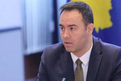 Arsyetohet Konjufca: Nuk e ofendova Osmanin, një pseudo-gazetar e përdori termin “frizere”, nuk e dëgjova saktë pyetjen