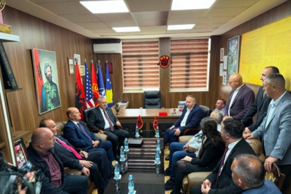 Prefekti i Tiranës për katërshen e UÇK-së: Dhjetë milionë shqiptarë presin drejtësi për çlirimtarët