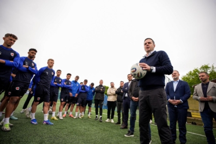 Abdixhiku përcjell stërvitjet e KF Prishtinës: Talenti s’mjafton pa mbështetje reale, Kosovës i duhen fusha e stadiume