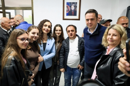 Osmani falënderon strukturat në Fushë Kosovë: Rruga përpara ndërtohet kur njerëzit bëhen bashkë