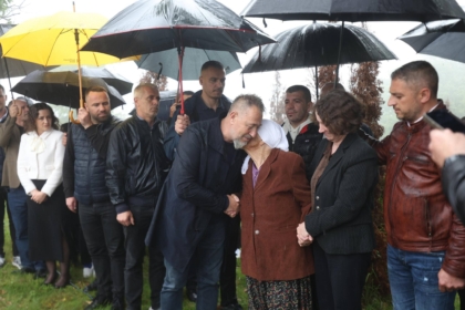 Sami Lushtaku emocionohet nga nëna e dëshmorit ne Ticë: Nuk është lehtë për mua…
