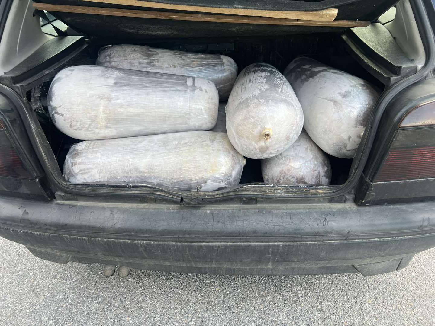 Kapen 200 kg dyner në Glloboçicë, po barteshin në kushte të tmerrshme, Dogana: Mund të prekeshin mijëra qytetarë Kapen 200 kg dyner në Glloboçicë, po barteshin në kushte të tmerrshme, Dogana: Mund të prekeshin mijëra qytetarë
