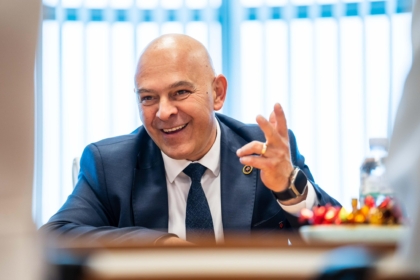 Ardian Gjini viziton fabrikën eksportuese në 35 vende të botës: Prodhuesit vendorë janë shtylla e ekonomisë së Kosovës