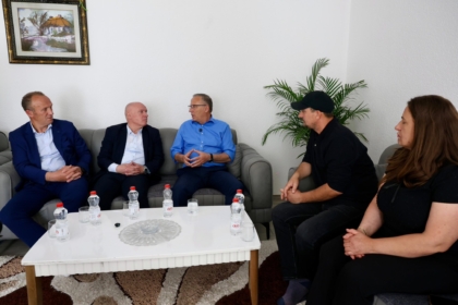 Hamza viziton familjen Mexhuani në Obiliq: Qytetarët kanë nevojë për paga më të larta dhe çmime më të ulëta, jo për propagandë e përçarje