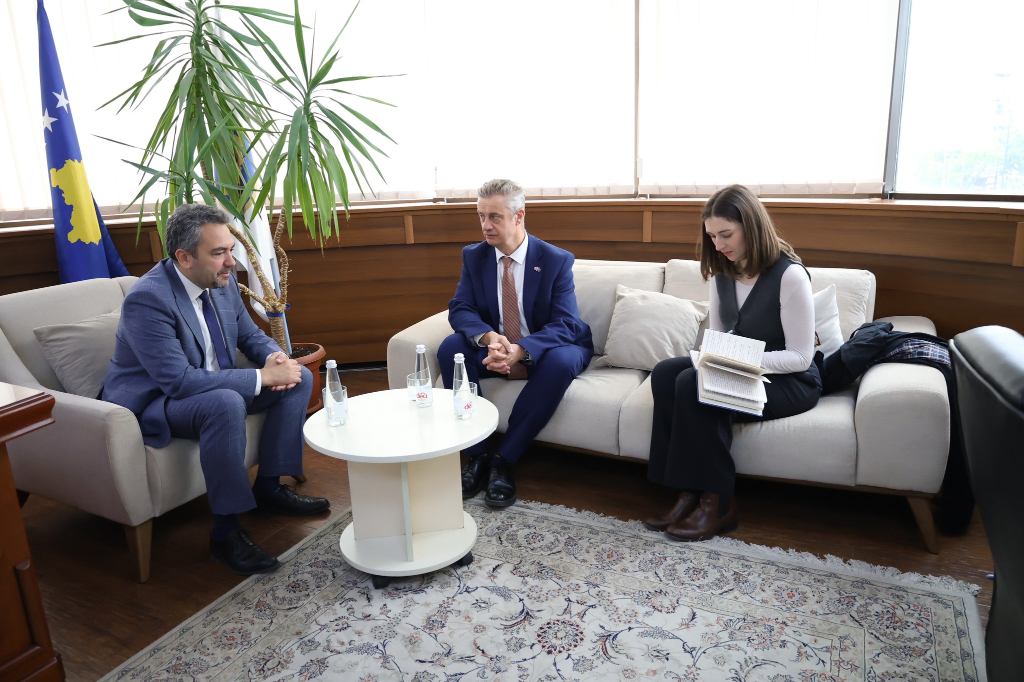 Hargreaves takohet me Radoniqin, konfirmon se mbështetja kibernetike për KQZ’në do të vazhdojë Hargreaves takohet me Radoniqin, konfirmon se mbështetja kibernetike për KQZ’në do të vazhdojë