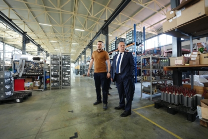 Gjini viziton “Rronifer” dhe “Aulona” në Gjakovë: Prodhimi vendor po përballet me barriera serioze shtetërore