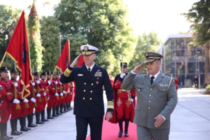 Admirali i NATO’s viziton Shqipërinë dhe Malin e Zi, për të “treguar përkushtimin ndaj aleatëve në rajonin e Ballkanit”