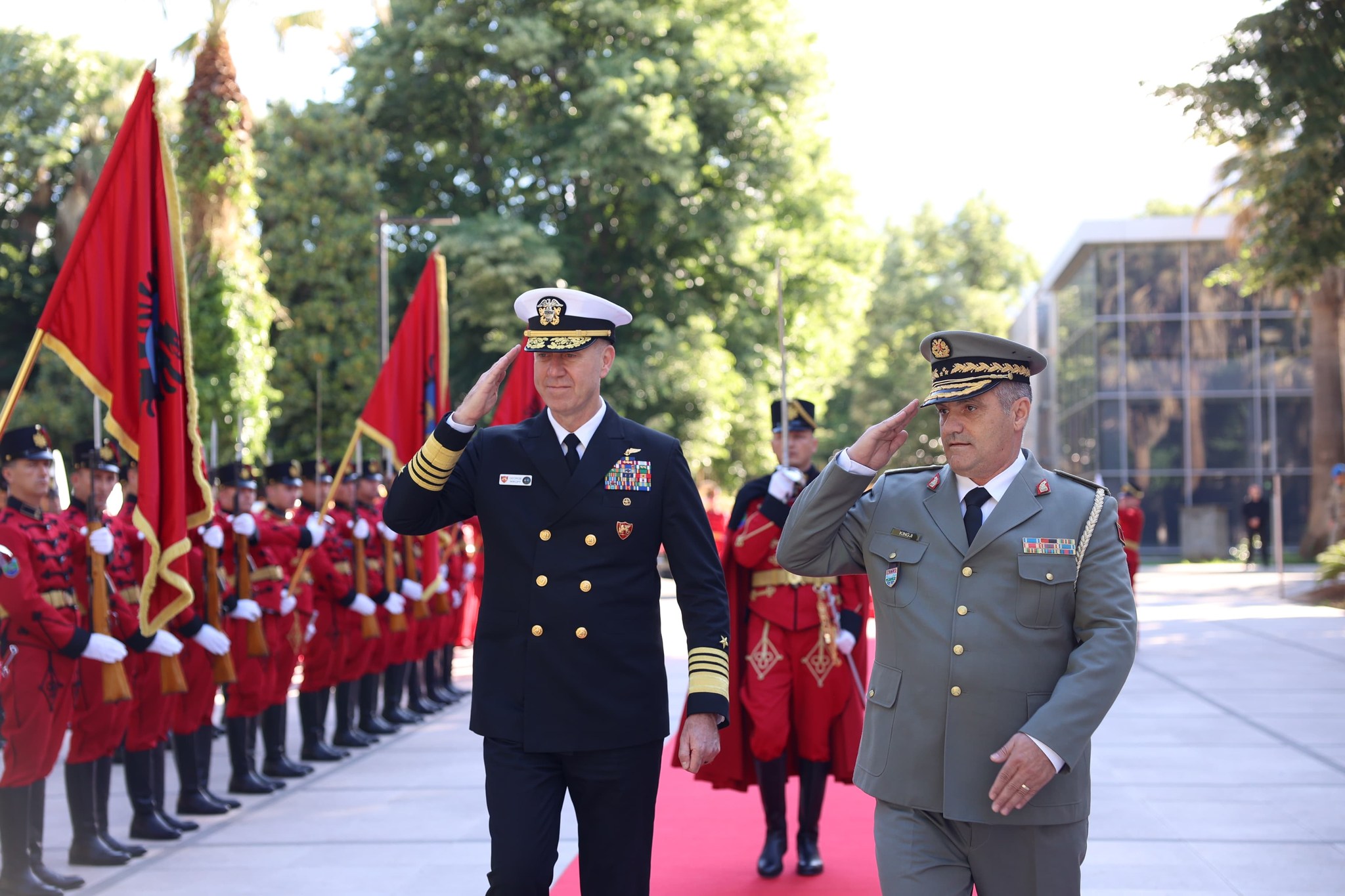 Admirali i NATO’s viziton Shqipërinë dhe Malin e Zi, për të “treguar përkushtimin ndaj aleatëve në rajonin e Ballkanit”