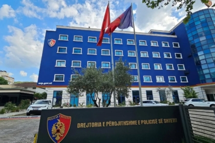 Tentuan të përplasnin efektivët me veturë pasi panë që po i ndiqnin, policia në Shqipëri neutralizon dy persona, njërin e plagos