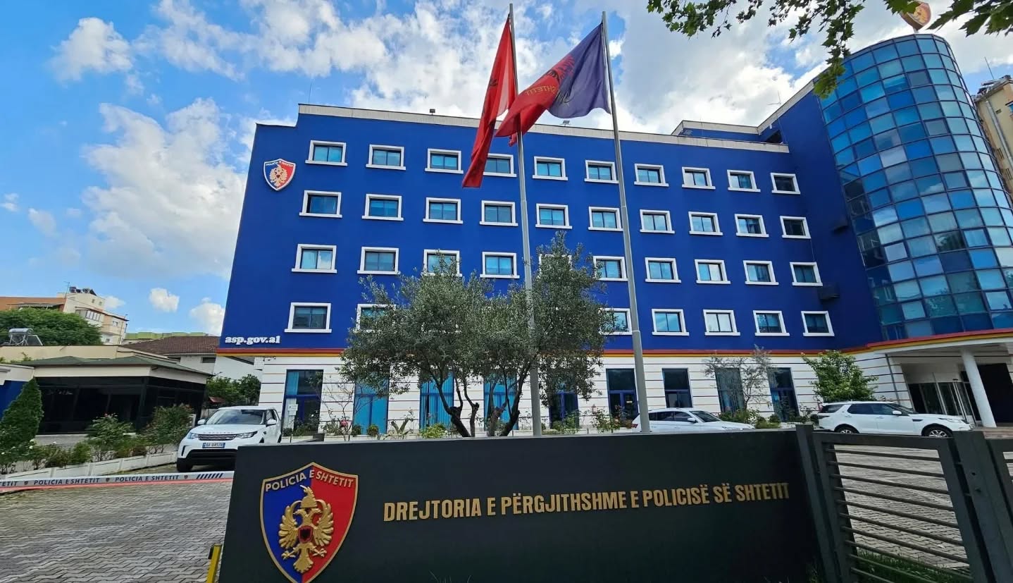 Tentuan të përplasnin efektivët me veturë pasi panë që po i ndiqnin, policia në Shqipëri neutralizon dy persona, njërin e plagos