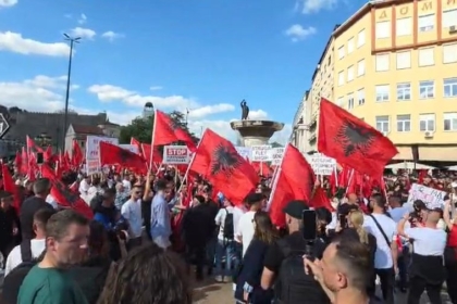 Arrijnë studentët shqiptarë nga RMV dhe rajoni, nis protesta në Shkup